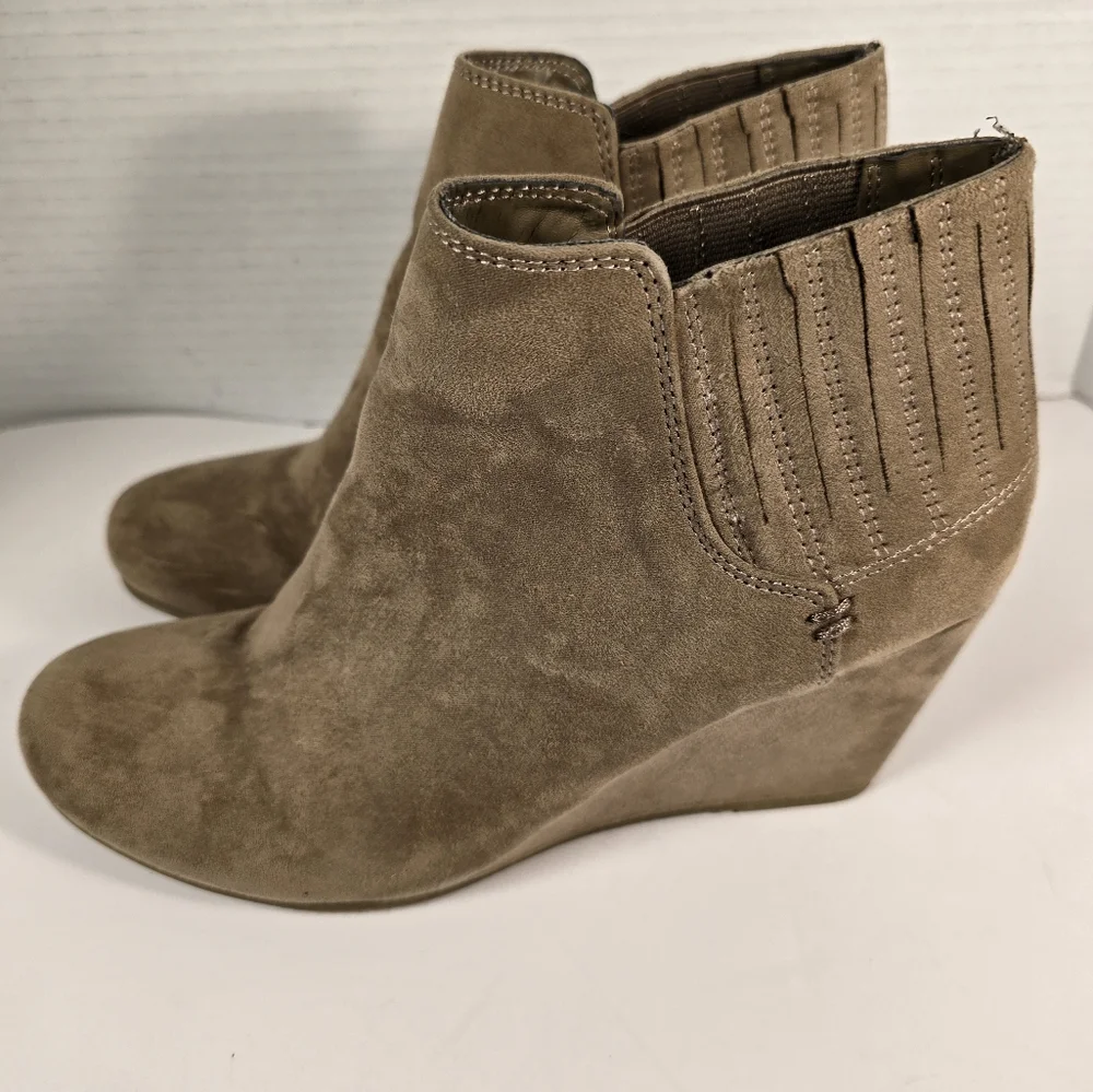 Dolce Vita Boots Womens 8 Dolcetta Kimmy Ankle‎ Bootie Brown Suede Pull On Wedge
